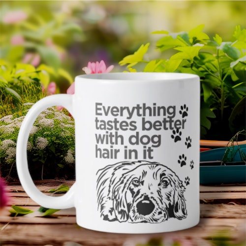 Personlig Mugg  med text Everything tastes better with dog hair in it