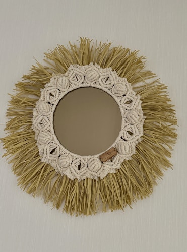 Spegel i makrame med raffia