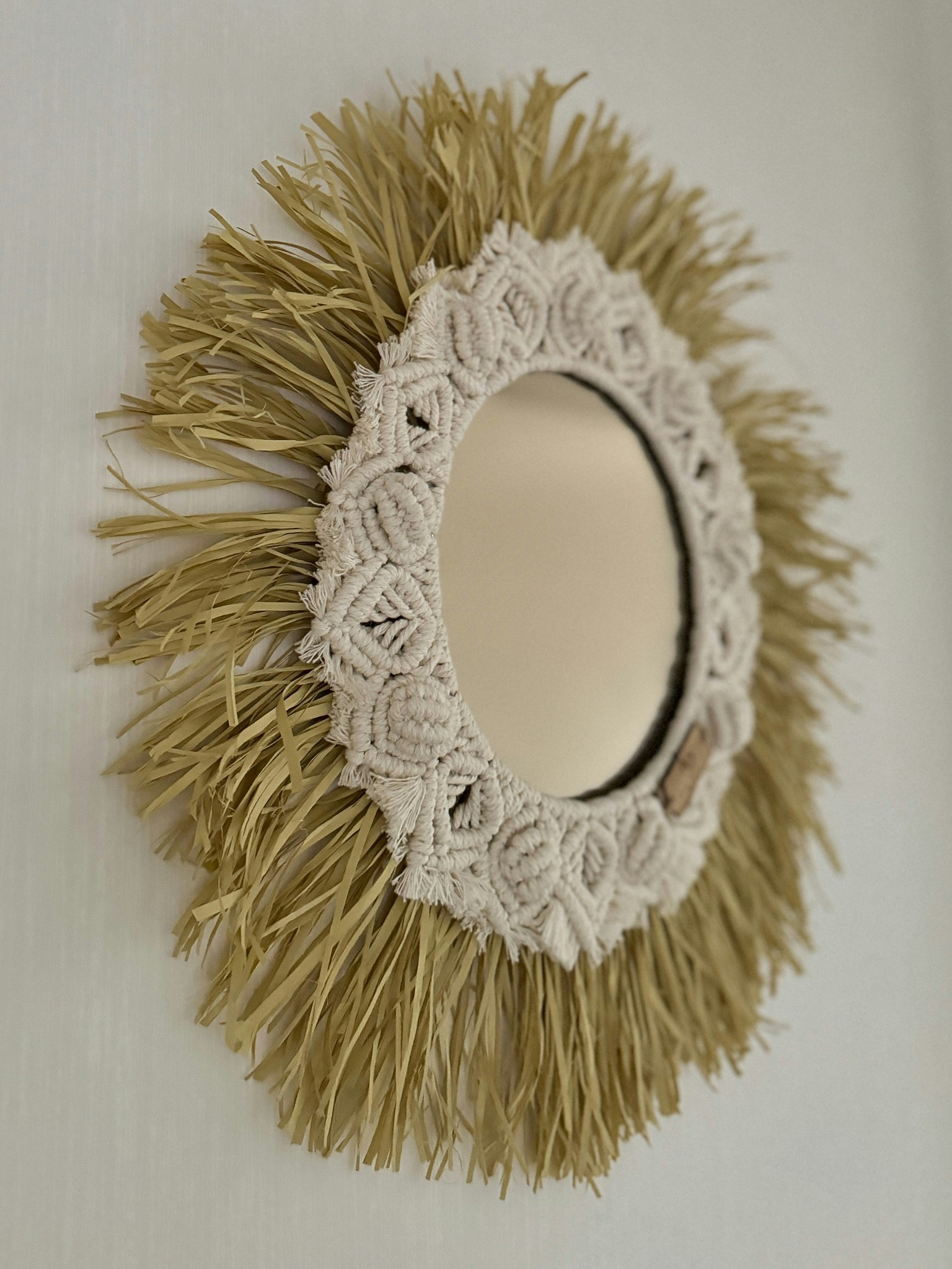 Spegel i makrame med raffia