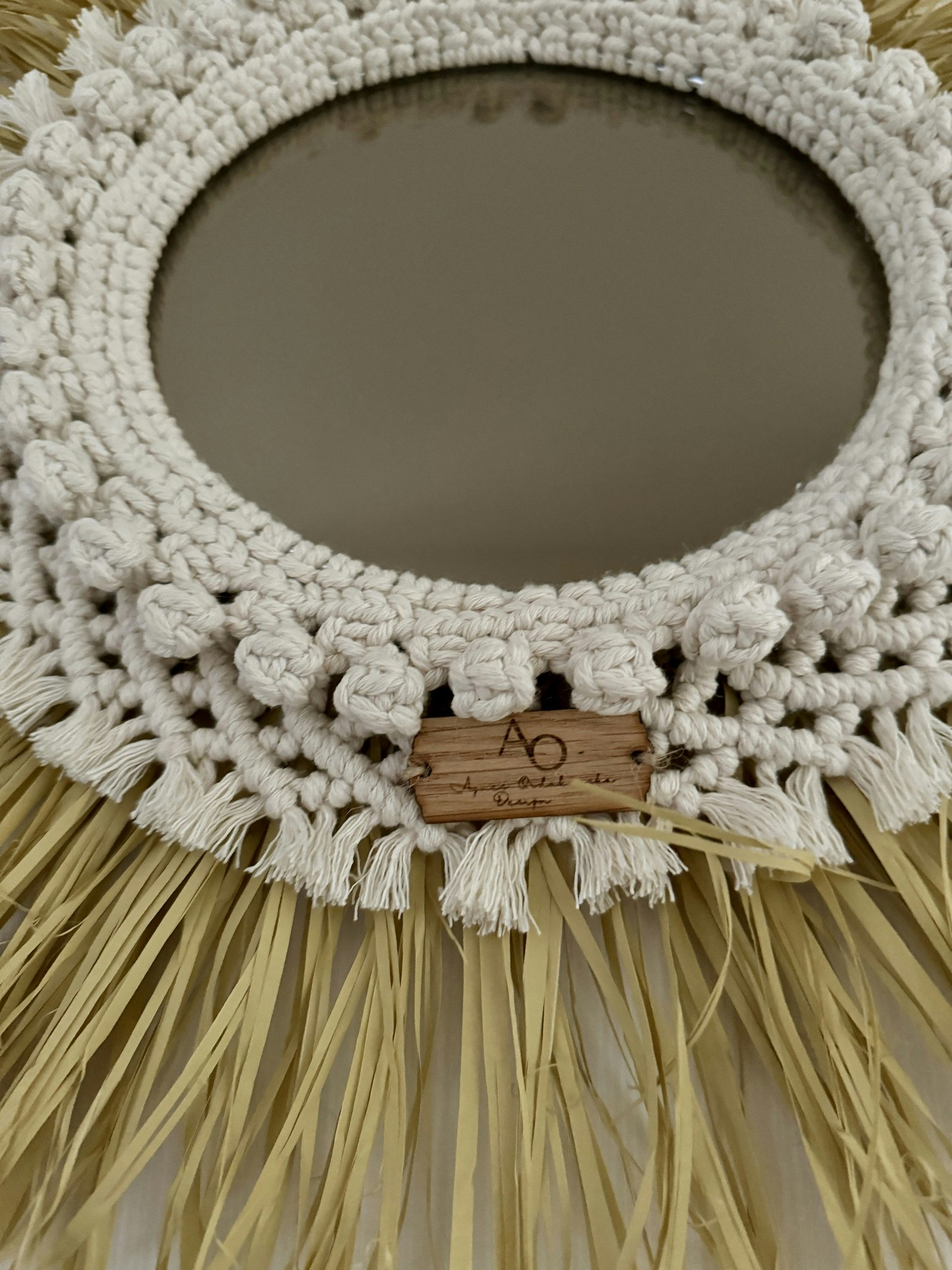 Rund makramé-spegel med raffia