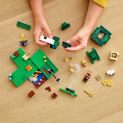 LEGO 21165 Minecraft Bigården Byggsats med Beekeeper Figur, Byggklossar, Leksak för Barn 8+ år