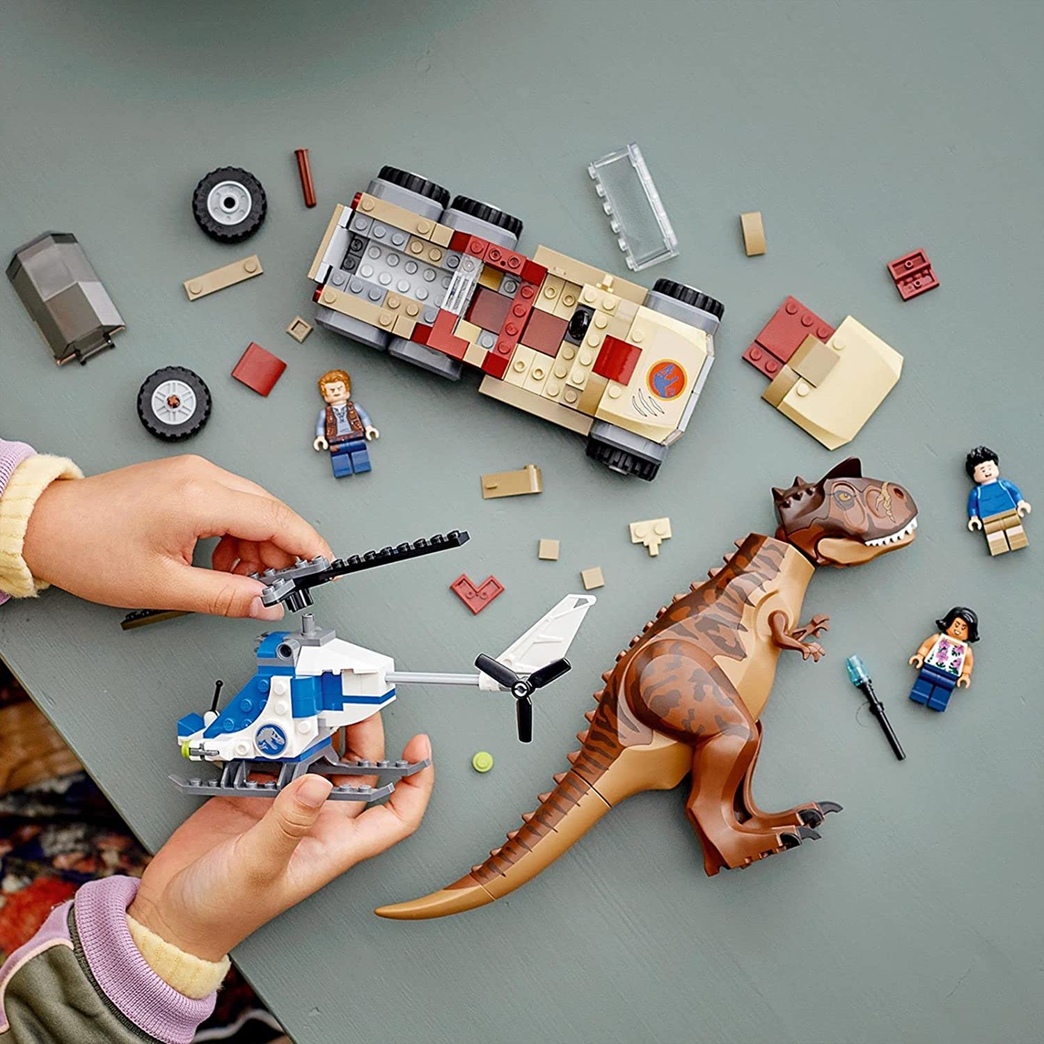 LEGO 76941 Jurassic World Dinosauriejakt med Carnotaurusm, Helikopter & Pickup Lastbil Barn 7+ år