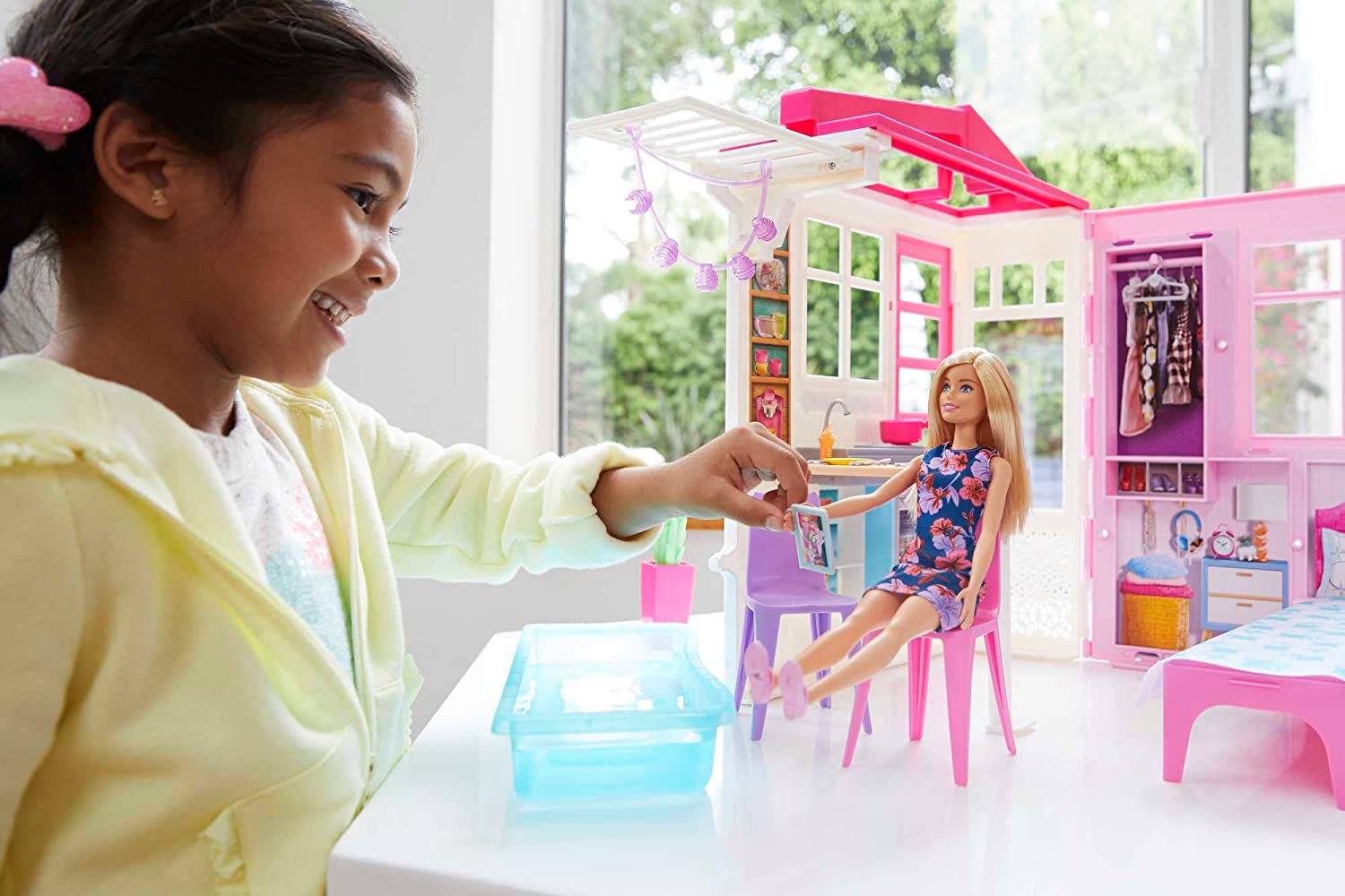 Barbie – Dockhus, stuga med docka, möbler och pool, bärbart dockhus  46 cm