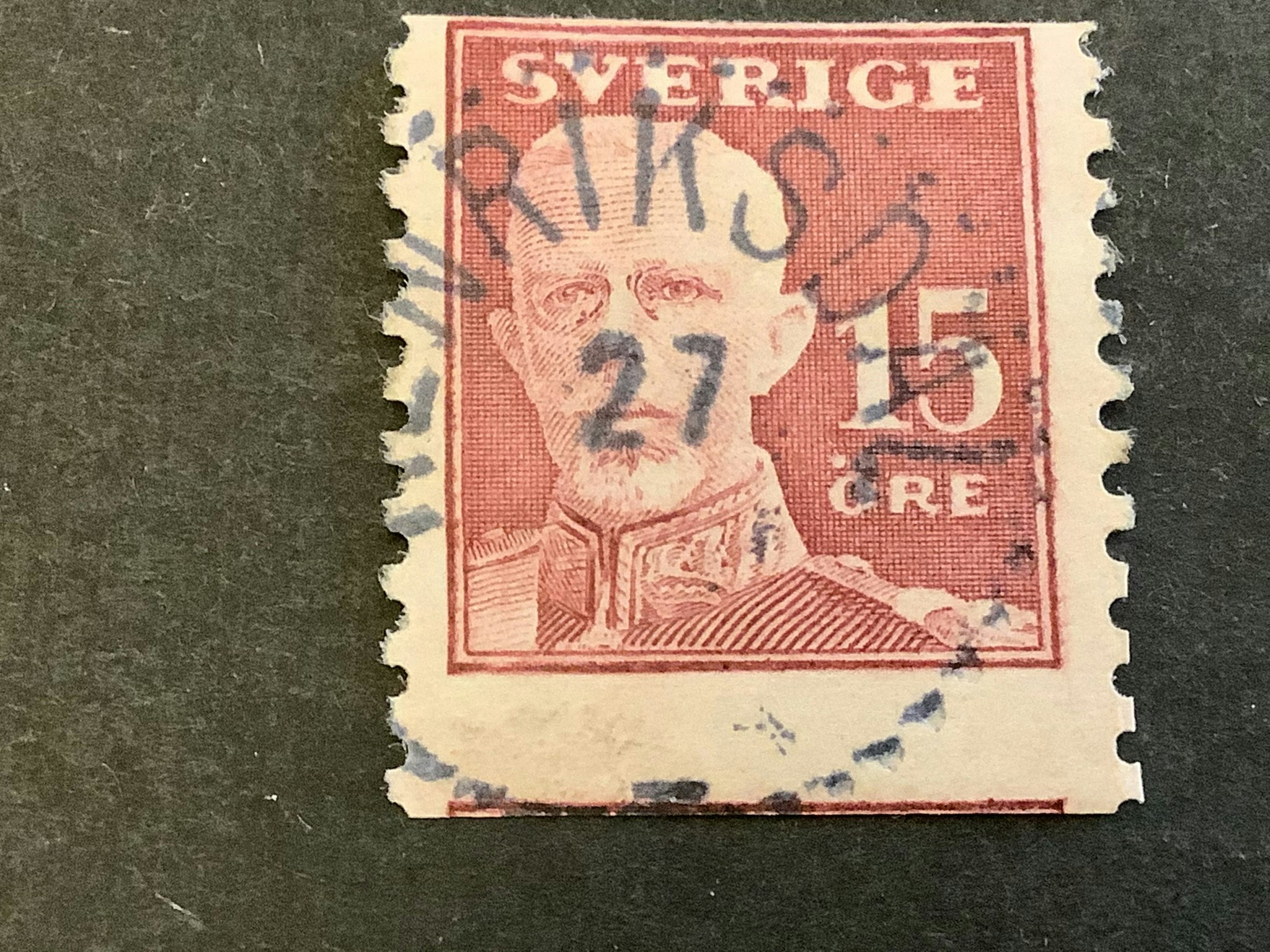 Gustaf V en face facit nr 150 med del av 2 frimärksbilder