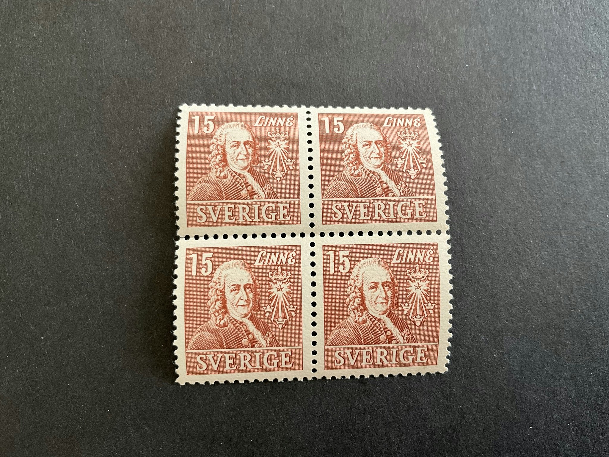 Linné postfriskt 4-block facit nr 321 C med ett av märkena med dubbelprägling