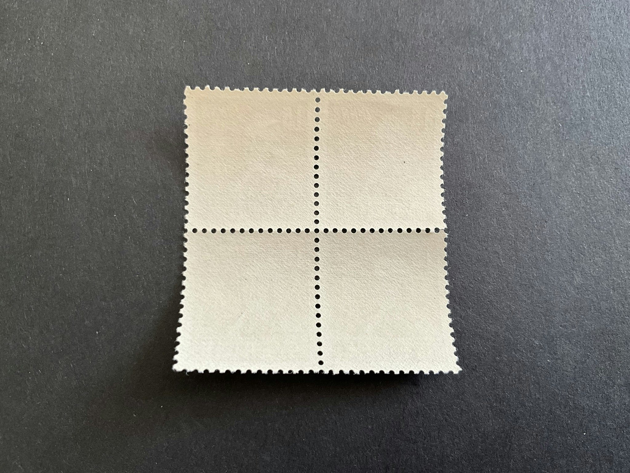 Linné postfriskt 4-block facit nr 321 C med ett av märkena med dubbelprägling
