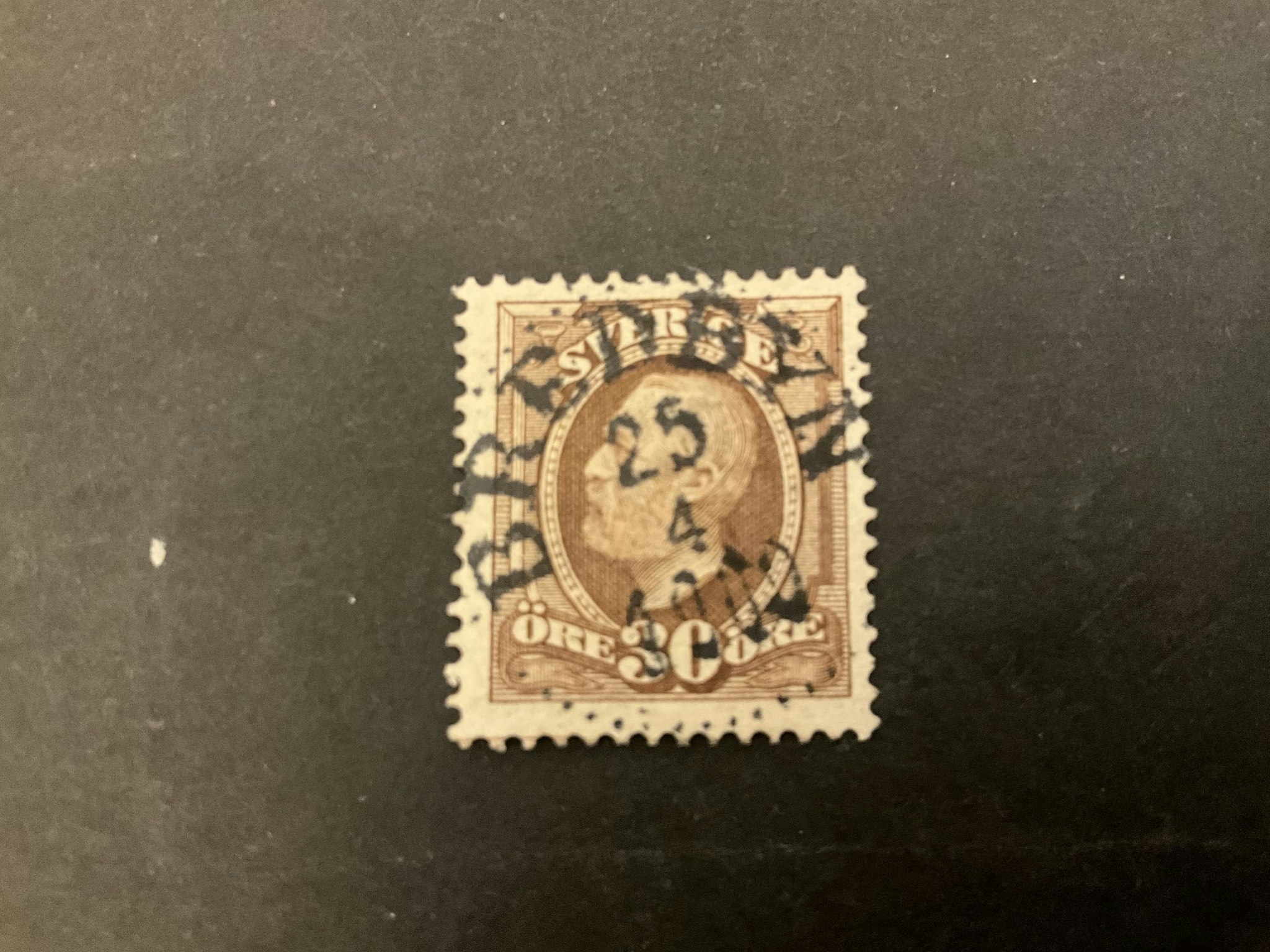 Oscar II facit 58 praktstämplat BREDBYN 25/4 1900 med lödskarvslinje