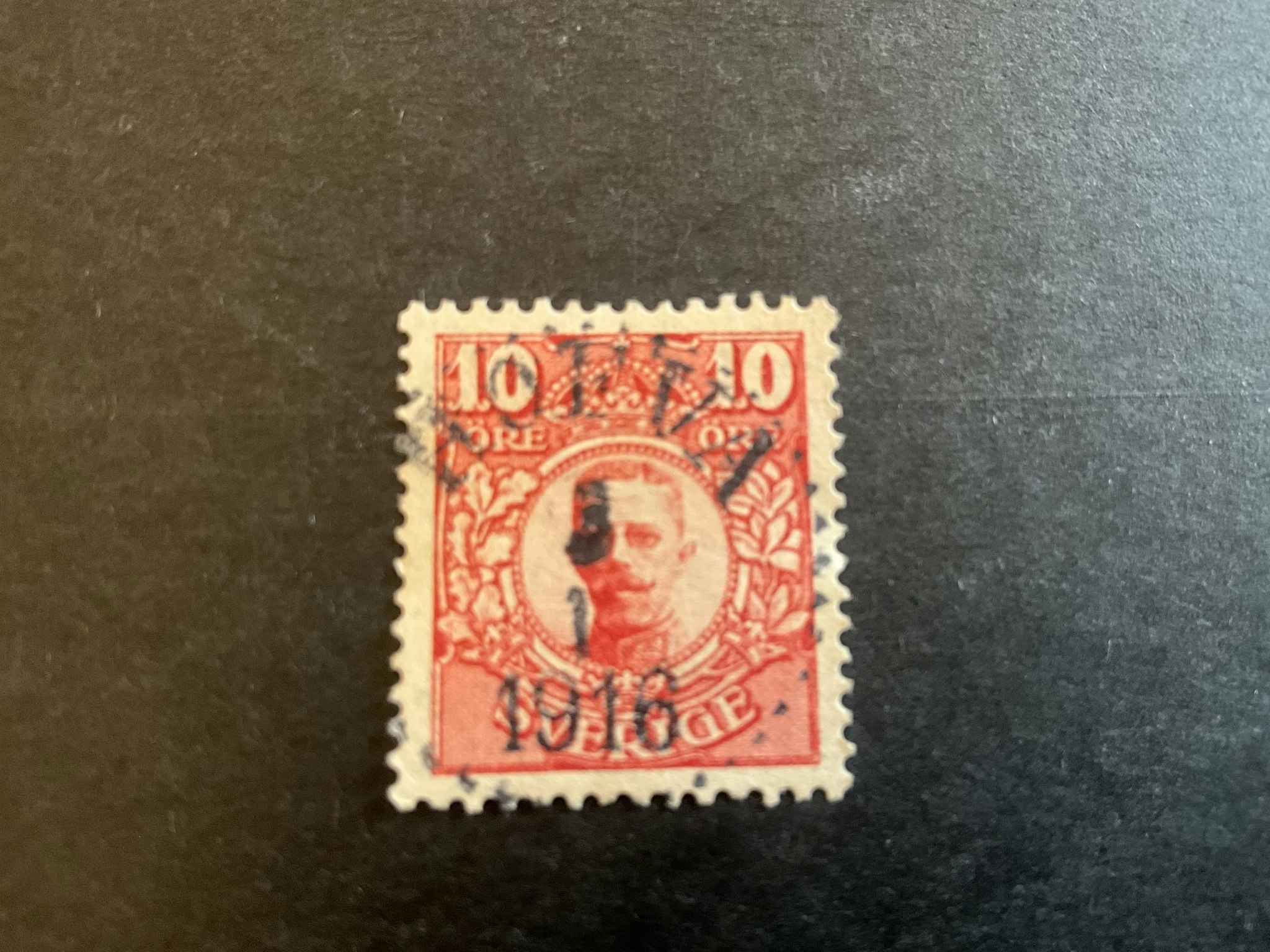 Gustaf V i medaljong facit 82 praktstämplat HOFVA