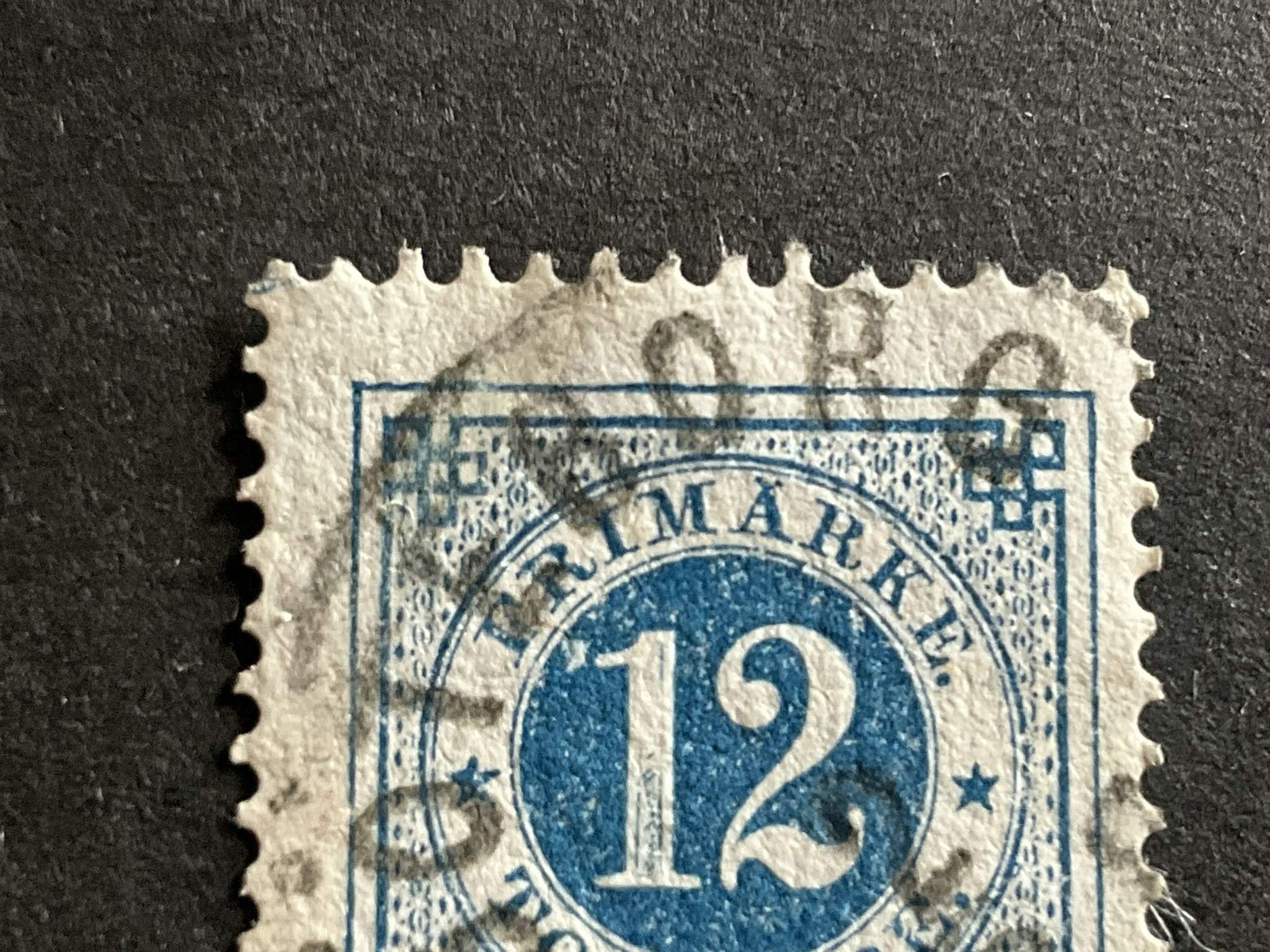 Ringtyp T 13 facit nr 32 med skuggade siffror och färglinje i marginalen