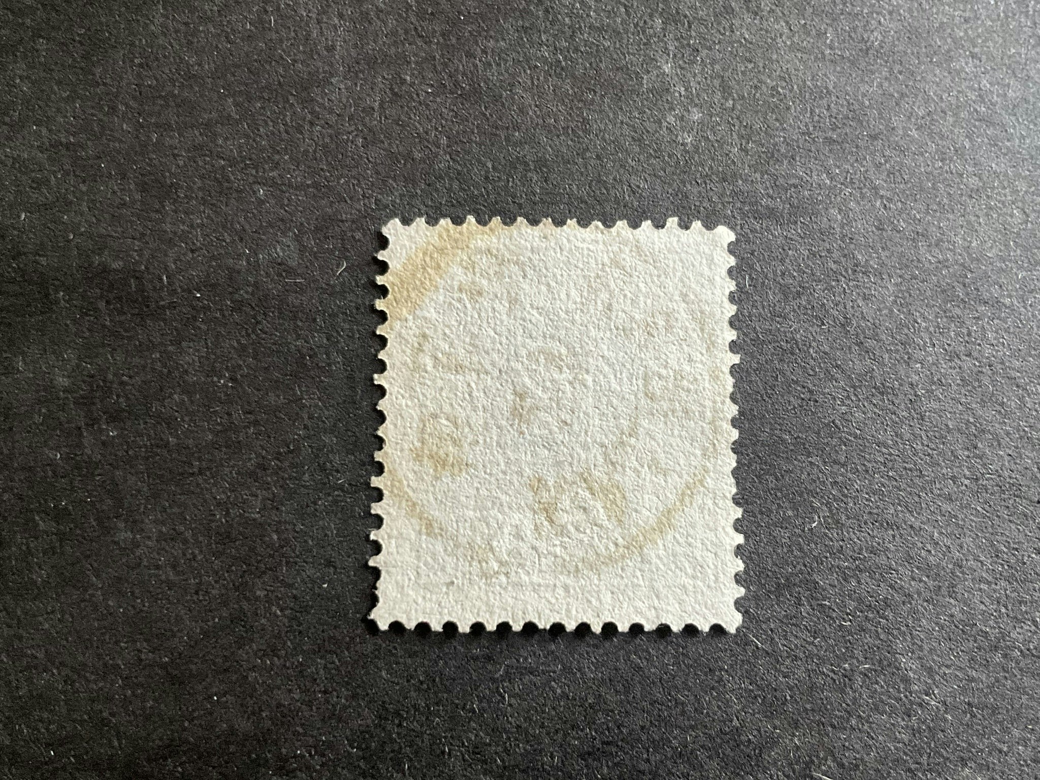Ringtyp T 13 facit nr 32 med skuggade siffror och färglinje i marginalen