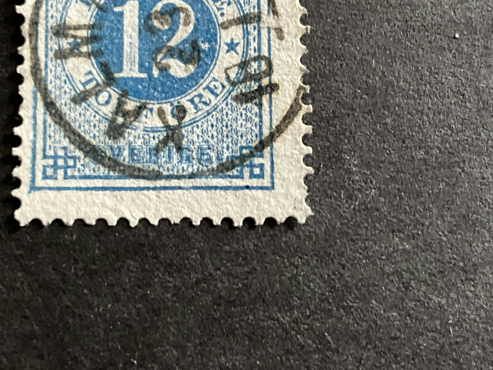 Ringtyp T 13 facit nr 32 med skuggade siffror och färglinje i marginalen