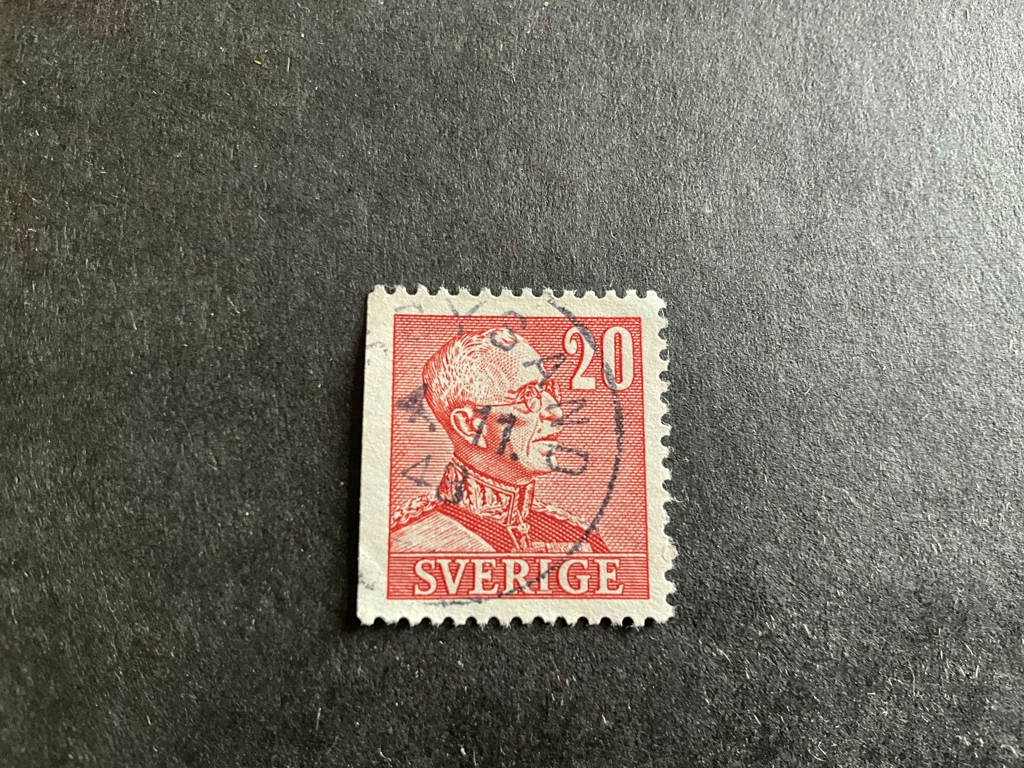 Gustaf V profil höger facit 276 B1 med streck i I:et i Sverige