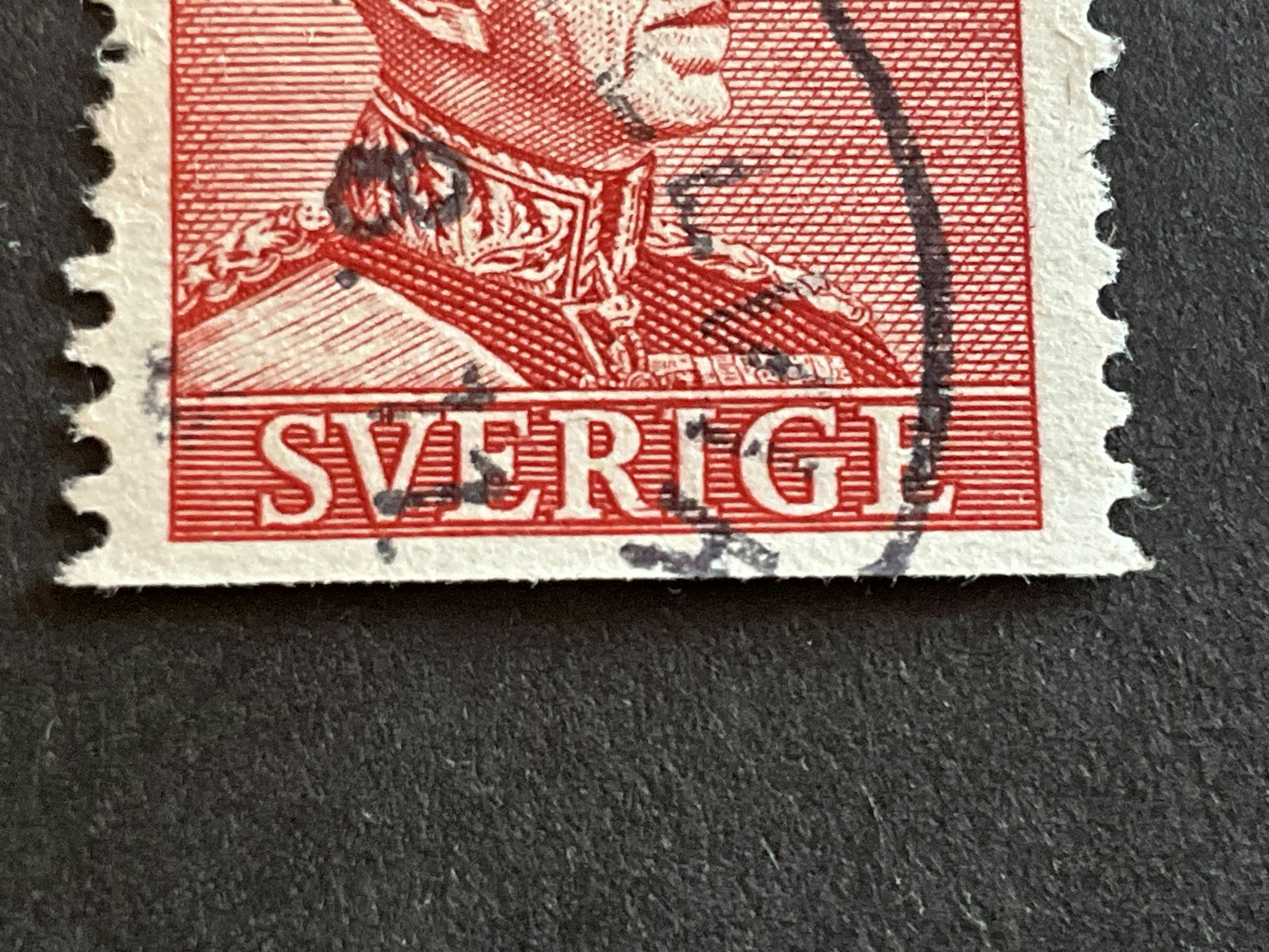 Gustaf V profil höger facit 276 A med streck i I:et i Sverige