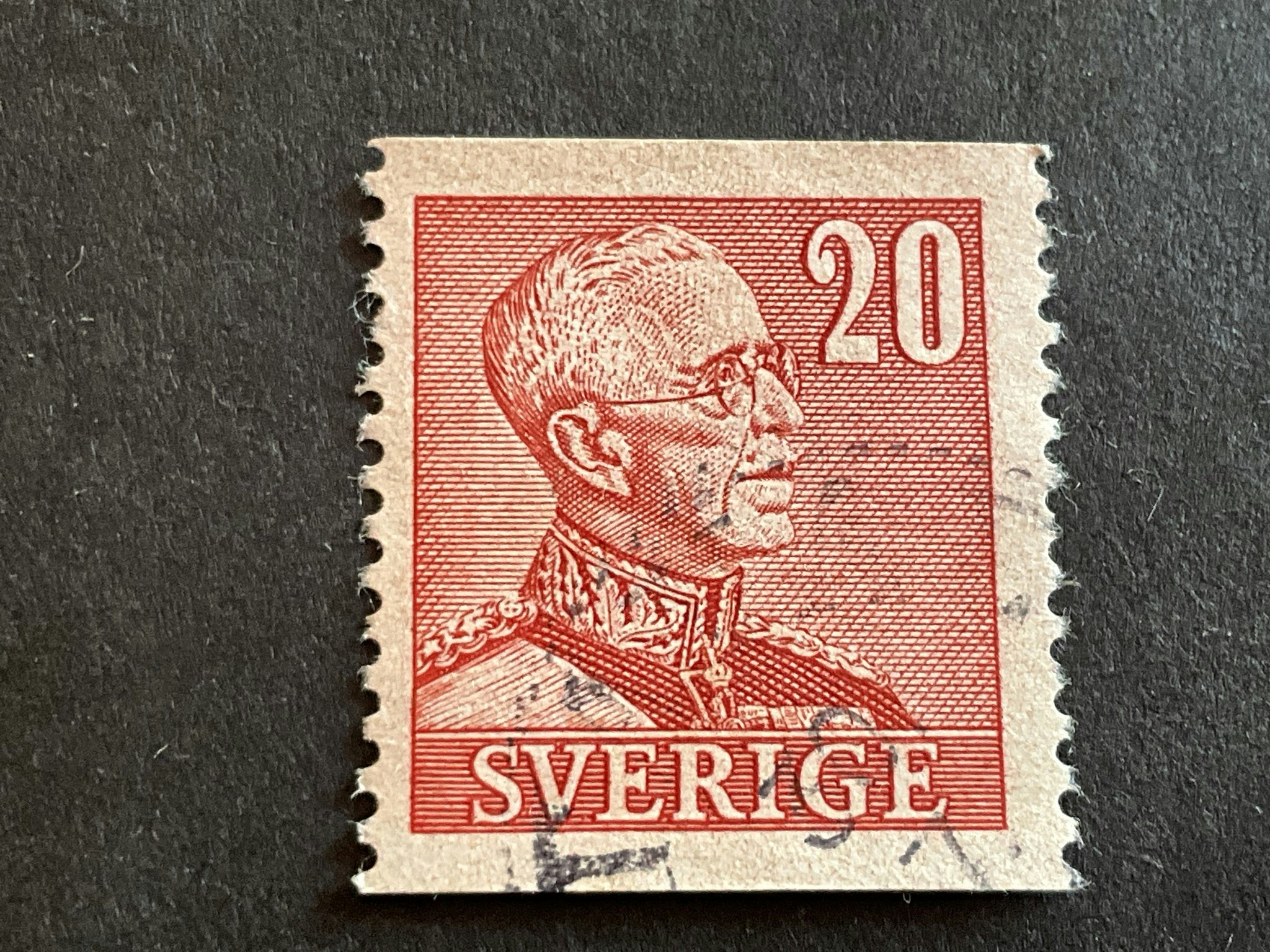 Gustaf V profil höger facit nr 276 A med marmorering i marginalerna och i bokstäverna