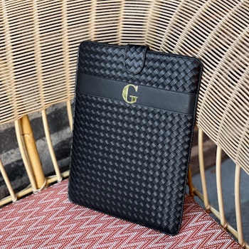 Flettet lap top case- metal letter