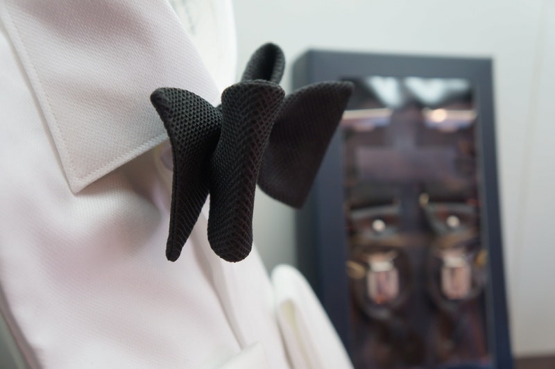 How to tie a bow tie?