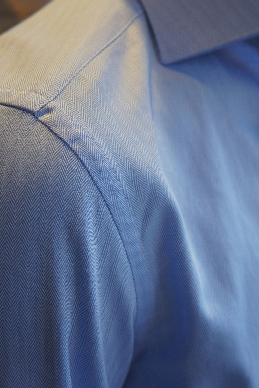 Enfärgad Fiskbensmönstrad Twillskjorta med cutaway -krage - Ljusblå