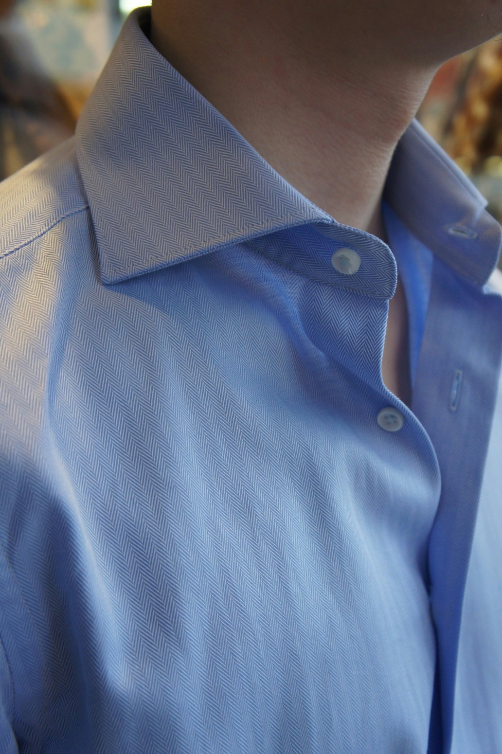 Enfärgad Fiskbensmönstrad Twillskjorta med cutaway -krage - Ljusblå