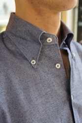 Enfärgad Skjorta i Borstad Bomull - Button Down - Marinblå