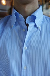 Smalrandig Twillskjorta med button down -krage - Ljusblå/Vit