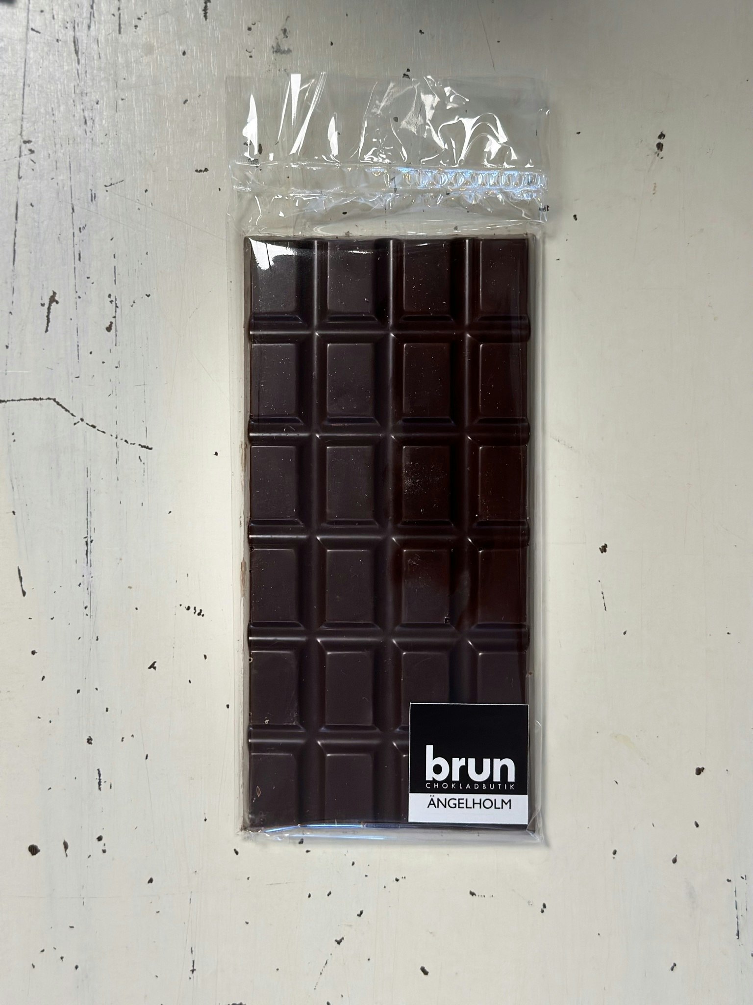Vår egen: Mörk chokladkaka med hasselnöt 60%
