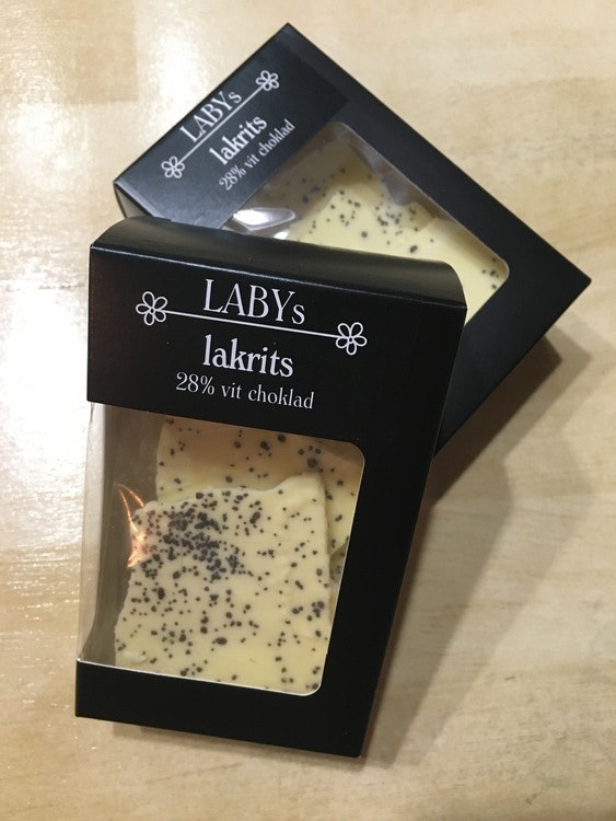 LABYs Vit Chokladbräck med Lakrits i 28% vit choklad