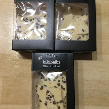 LABYs Chokladbräck med kakaonibs  i 28% vit choklad