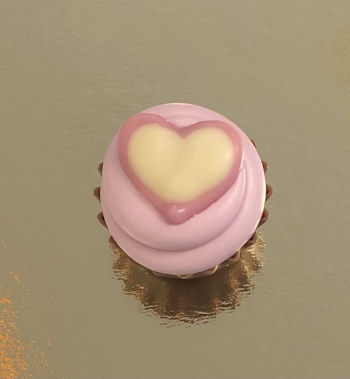 Cupcake Hjärta Jordgubbsfondant/Rosa Chokladkräm (INNEHÅLLER NÖTTER/MANDEL)