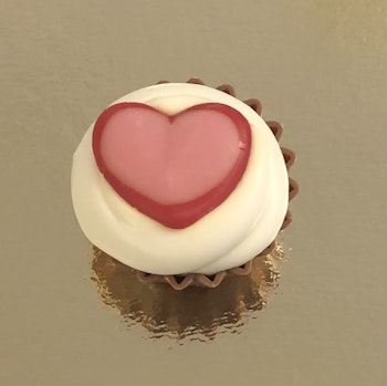 Cupcake Hjärta Jordgubb/Mandel (INNEHÅLLER NÖTTER/MANDEL)