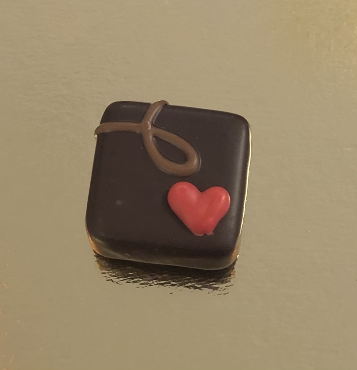 Hjärtpralin med chokladkräm i mörk choklad (INNEHÅLLER NÖTTER & GLUTEN)