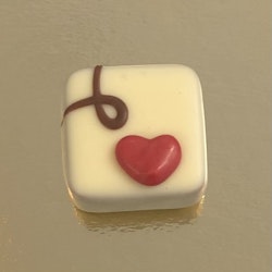 Hjärtpralin med hallon i vit choklad (INNEHÅLLER NÖTTER & VETE)