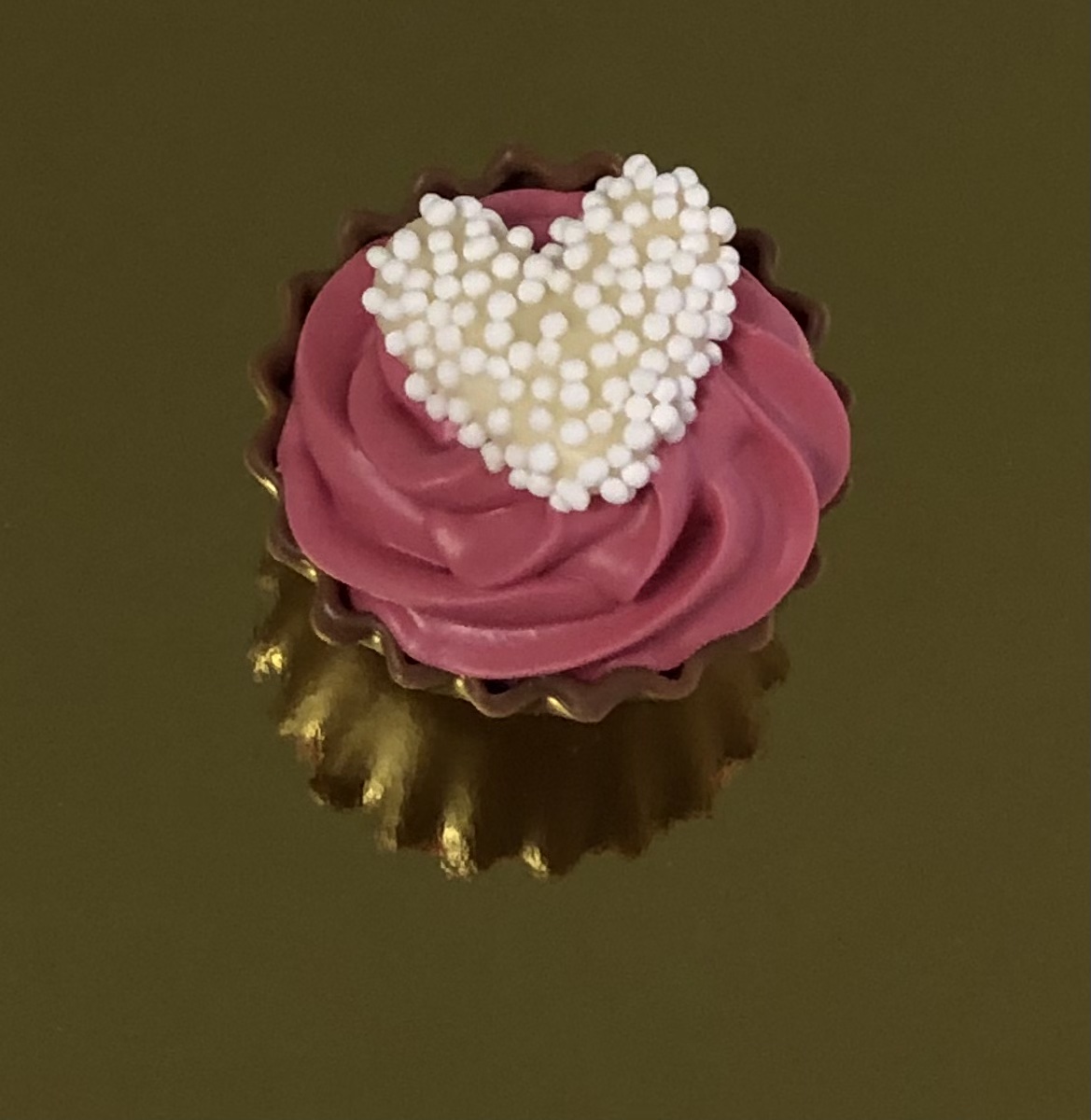Cupcake Hallon/rosa chokladkräm (INNEHÅLLER MANDEL & GLUTEN)