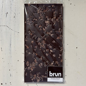 Vår egen: Mörk chokladkaka med kakaonibs 60%
