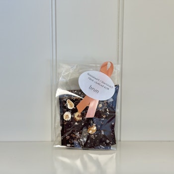 Vår egen: Chokladbräck med Hasselnötter & havssalt i 75% mörk choklad