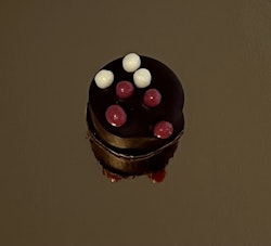 Vår egen: Påsktårta mörk choklad med hallon (Innehåller GLUTEN)