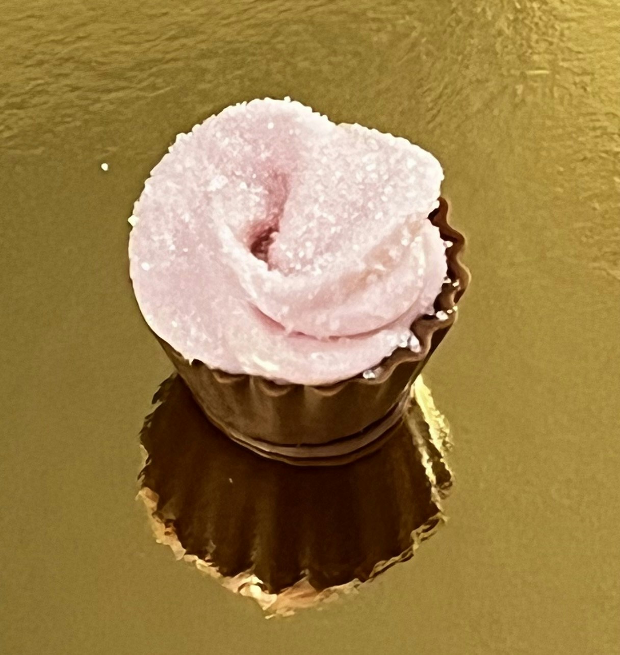 Cupcake ros saltkaramell i chokladkräm