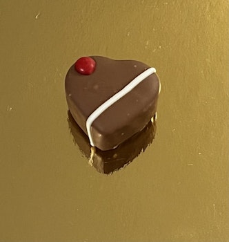 Hallon mousse hjärta (Innehåller nötter)