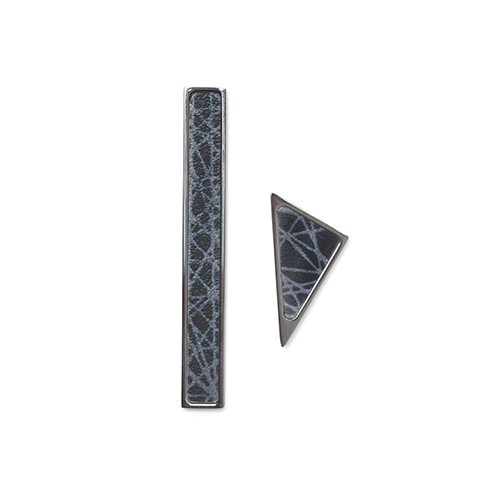 Virrvarr Triangle small dark Earring- singel