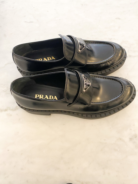 PRADA Brushed Leather Logo Loafers (40,5)