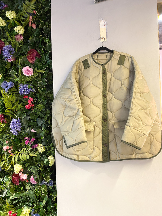 THE FRANKIE SHOP Oversized collarless quilted jacket in moss green (OS)