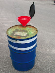Barrel funnel with lid out of polyethylene