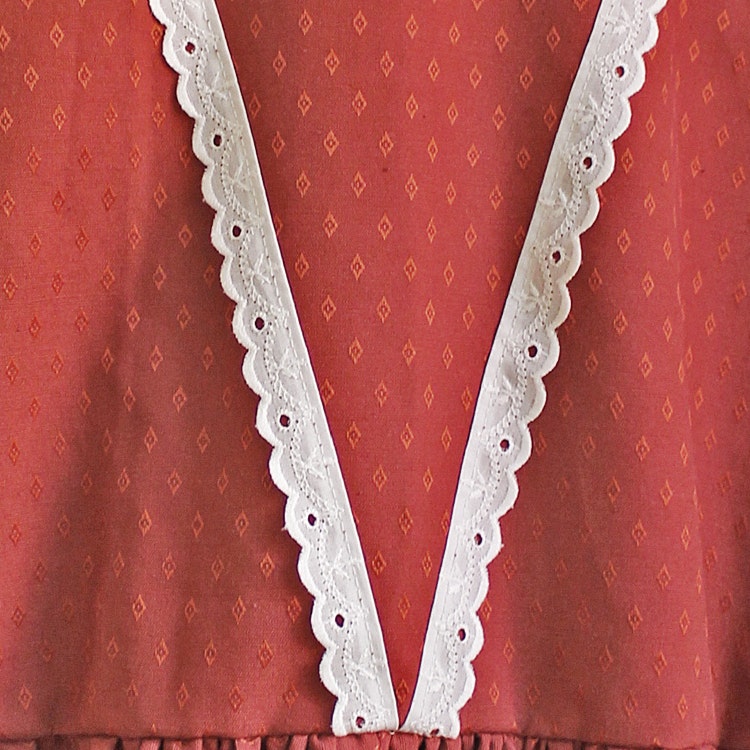 vinröd klänning med brodyr detalj ca. 98/104