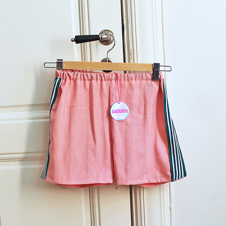 rosa shorts med revär ca. 122/128
