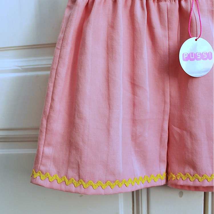 rosa shorts med zig-zag band ca. 98/104
