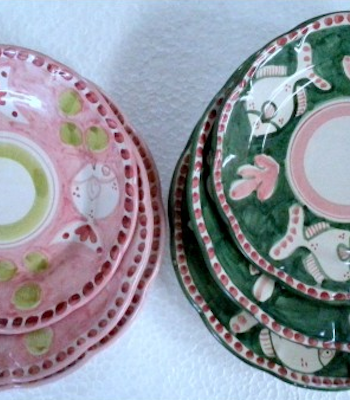 Amalfi tallriksset 6 delar i 2 färger -  assiett, djup tallrik, mattallrik, rosa och grön