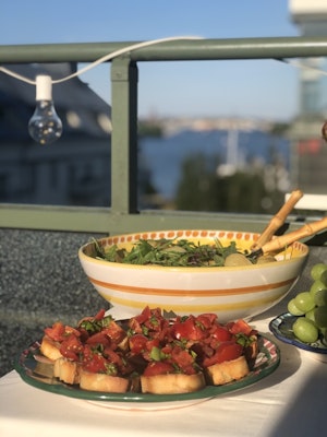 Amalfi stor salladskål, 30 cm med gul botten och fiskmönster