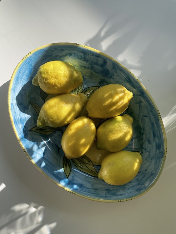 Limone Bianco, uppläggningsfat med citronmönster på turkos botten, 37 cm