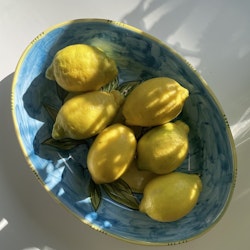 Limone Bianco, uppläggningsfat med citronmönster på turkos botten, 37 cm
