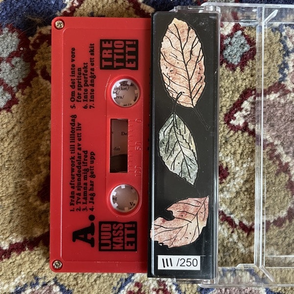 BÄDDAT FÖR TRUBBEL Två Sjundedelar Av Ett Liv (Red tape) (Ljudkassett! - Sweden original) (NM) TAPE