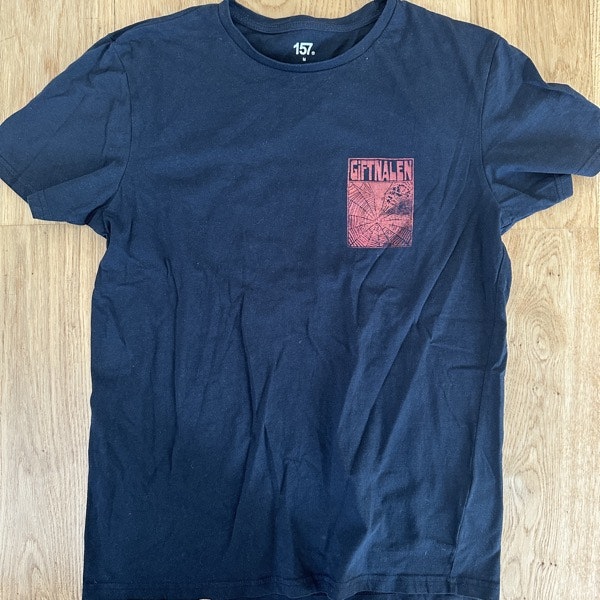 KRISTIAN OLSSON Giftnålen (M) (USED) T-SHIRT